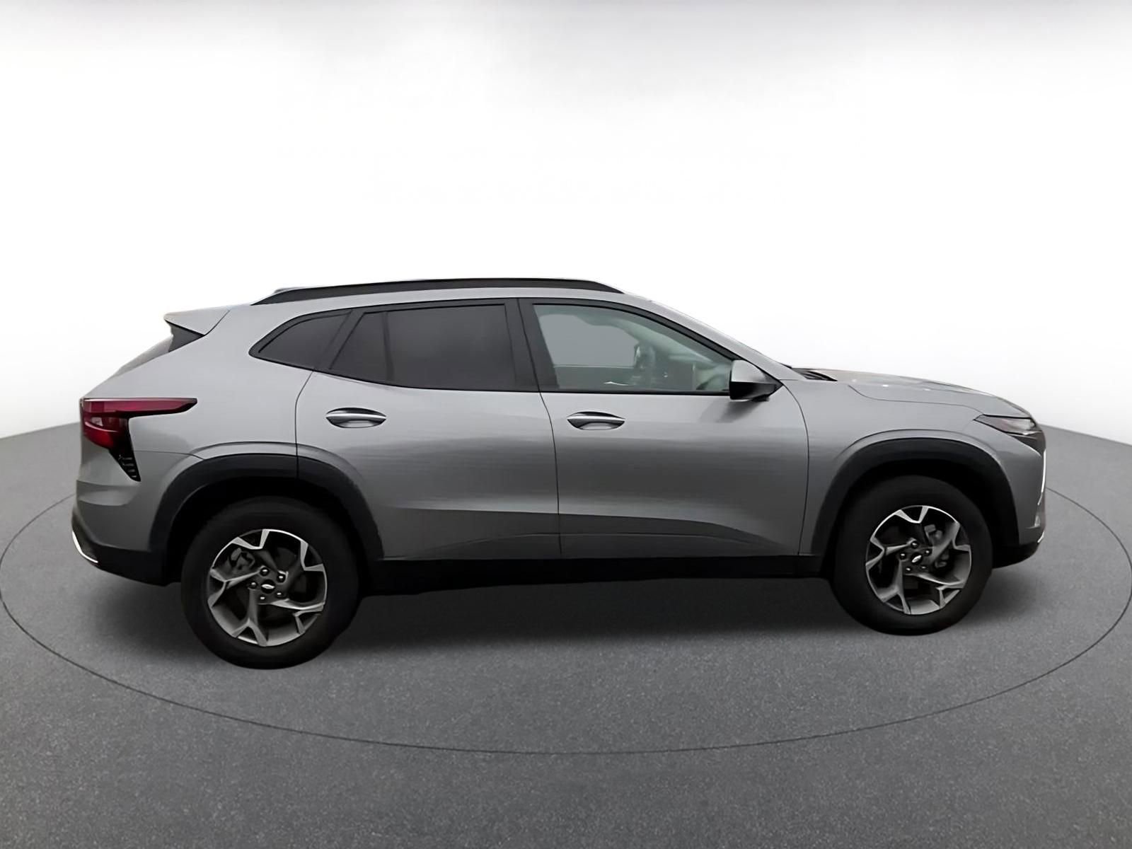 Used 2025 Chevrolet Trax LT FWD image 16