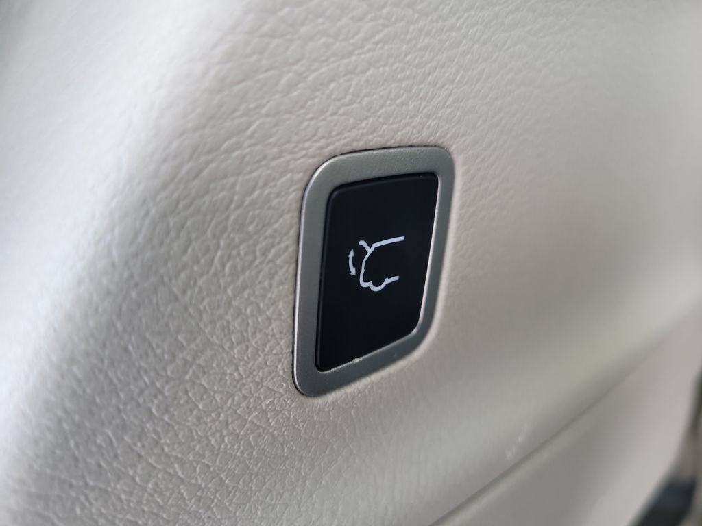 Used 2024 Chrysler Pacifica Touring-L FWD image 11