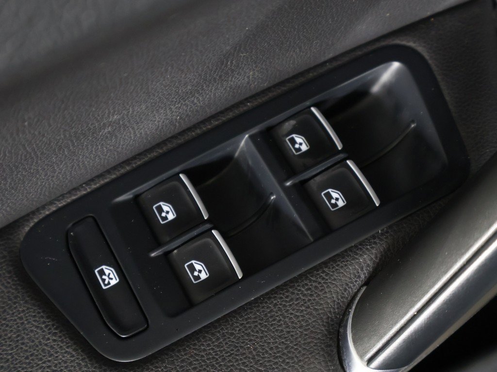 Used 2018 Volkswagen Golf R 4-Door image 38