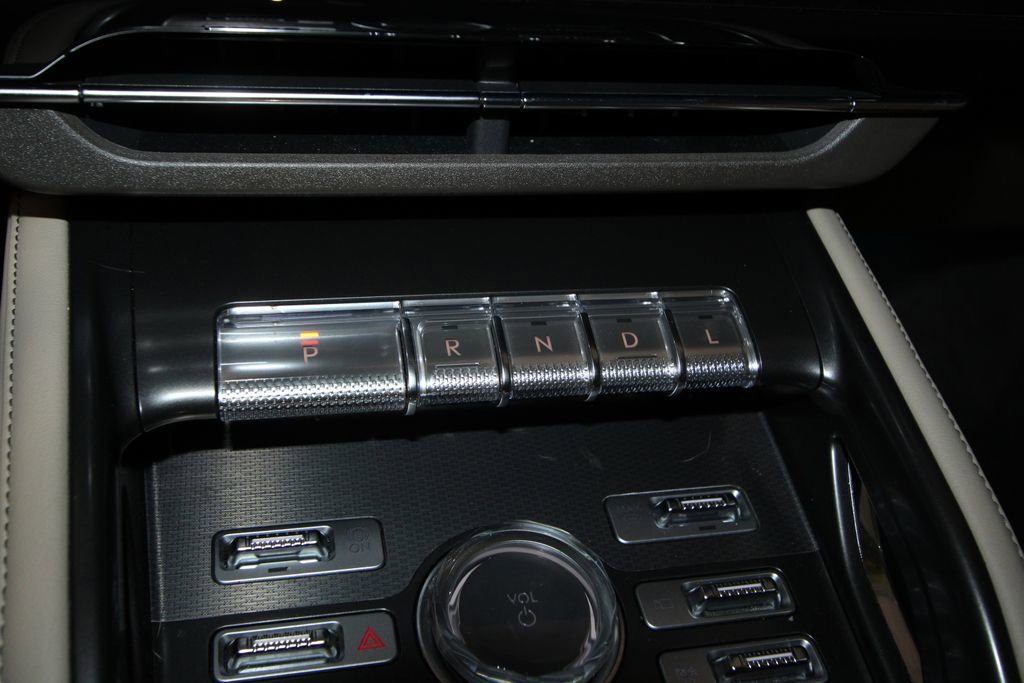 Used 2025 Lincoln Nautilus Premier image 18