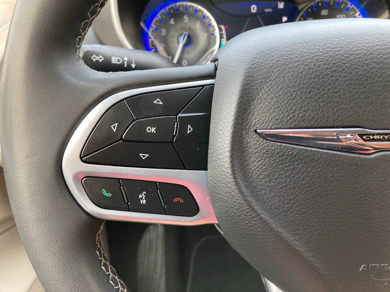 Used 2023 Chrysler Pacifica Touring-L FWD image 22