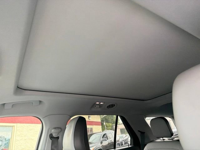 Used 2021 Ford Explorer XLT w/ Equipment Group 202A AWD/4WD image 19