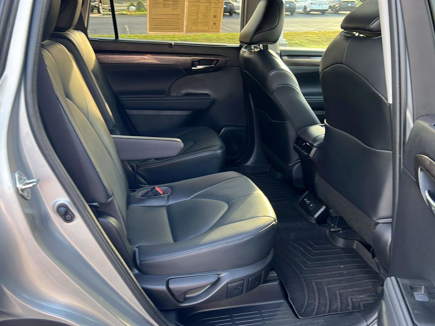 Used 2023 Toyota Highlander Limited image 12