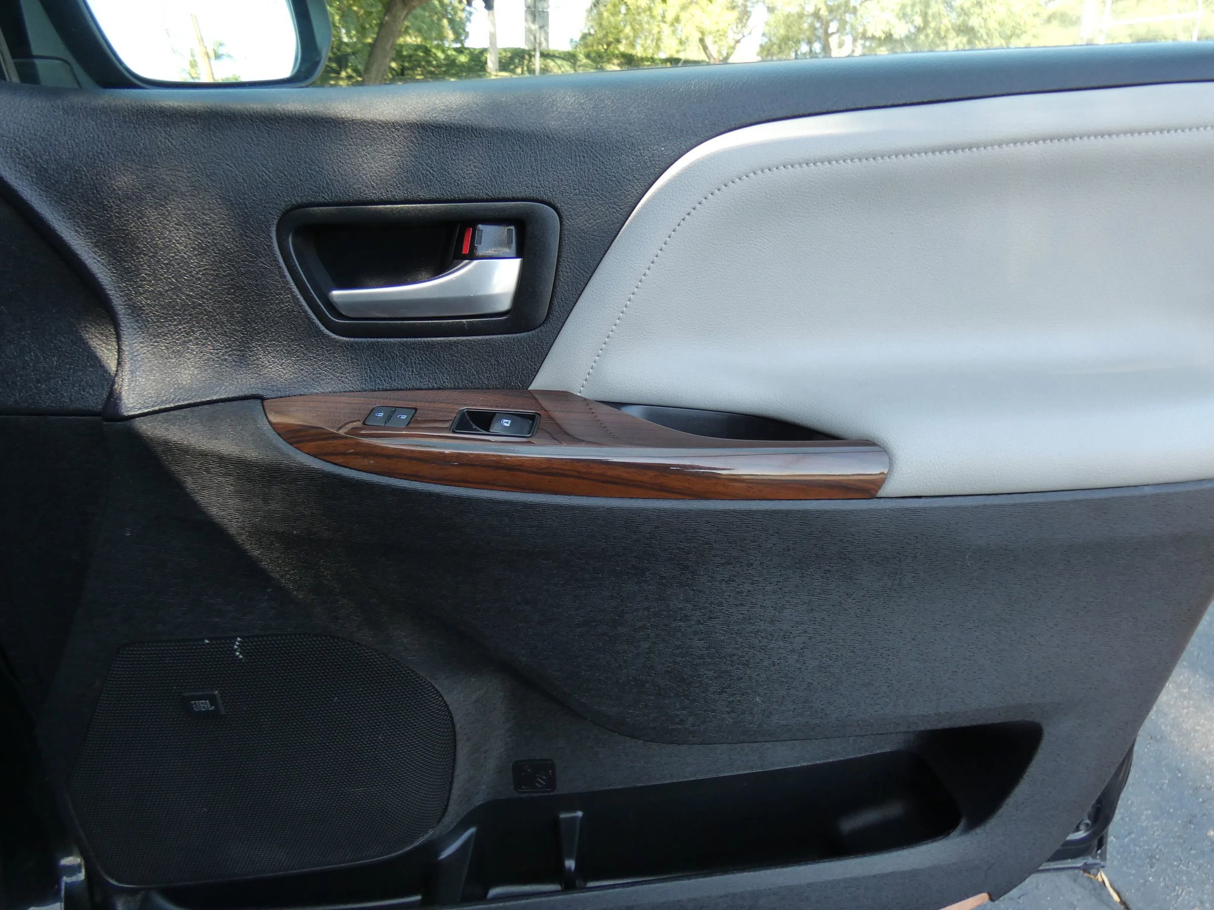 Used 2018 Toyota Sienna Limited image 32