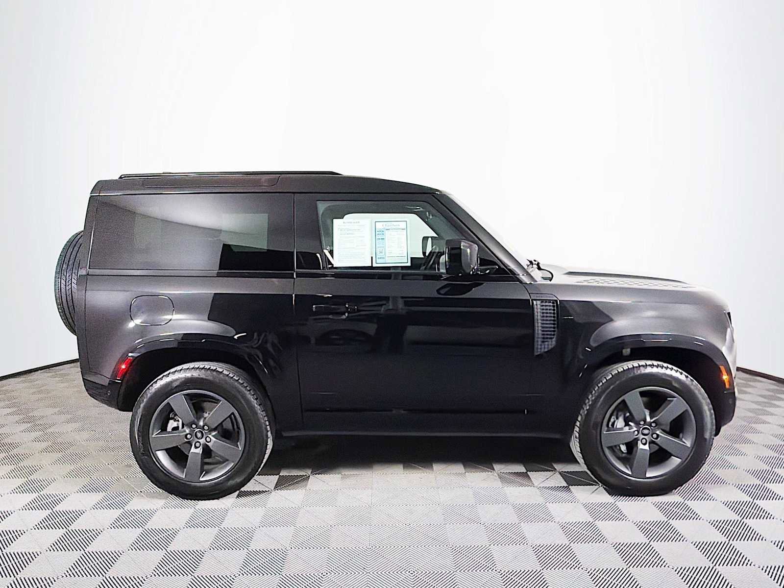 Used 2025 Land Rover Defender 90 X-Dynamic SE image 4