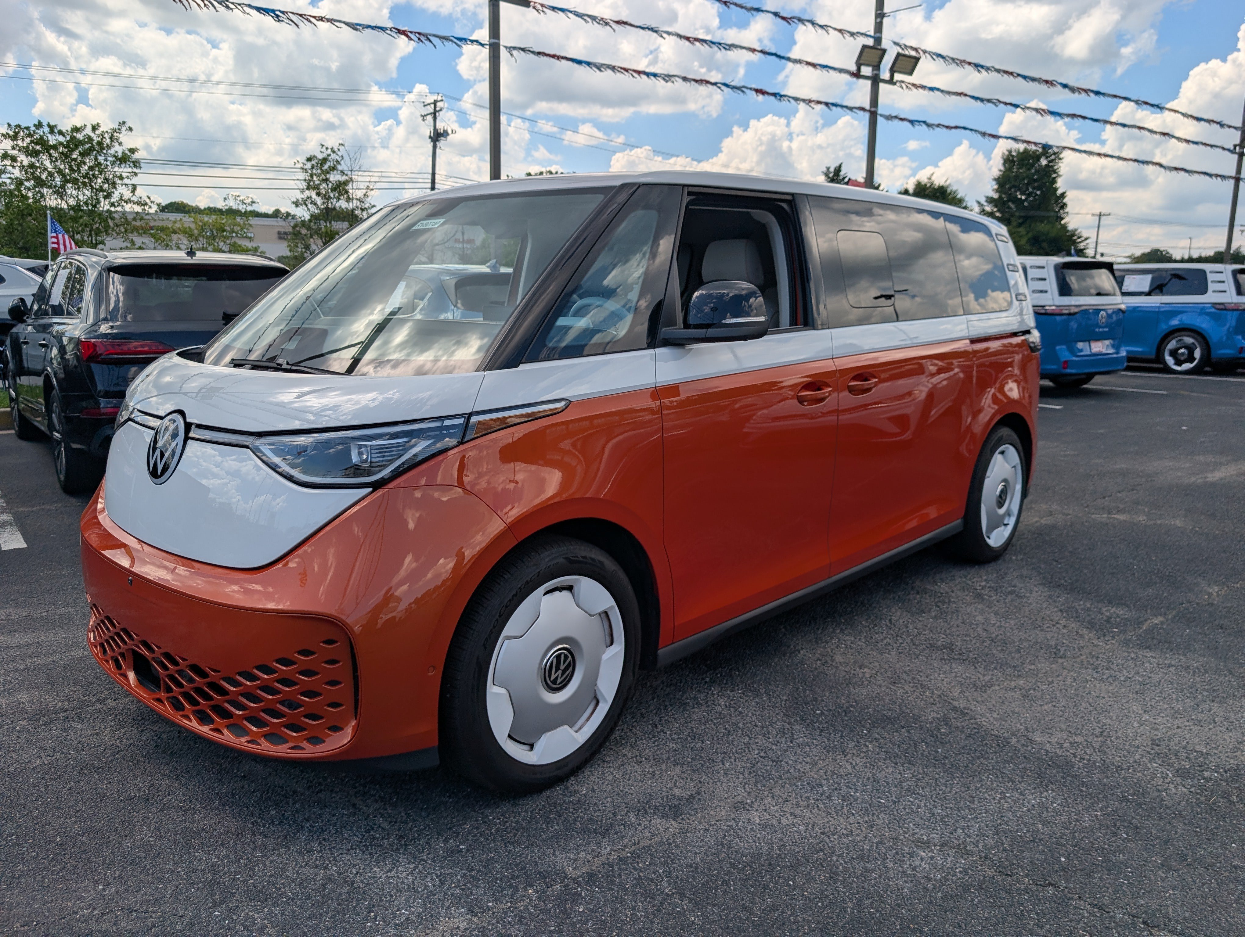 Used 2025 Volkswagen ID. Buzz Pro S Plus w/ Cupholders Package RWD image 7