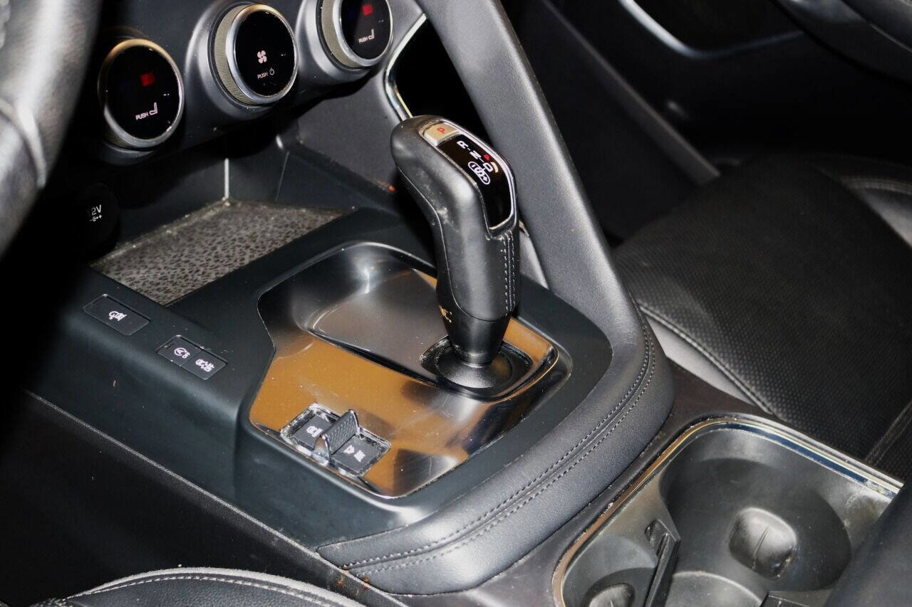 Used 2020 Jaguar E-PACE SE image 32