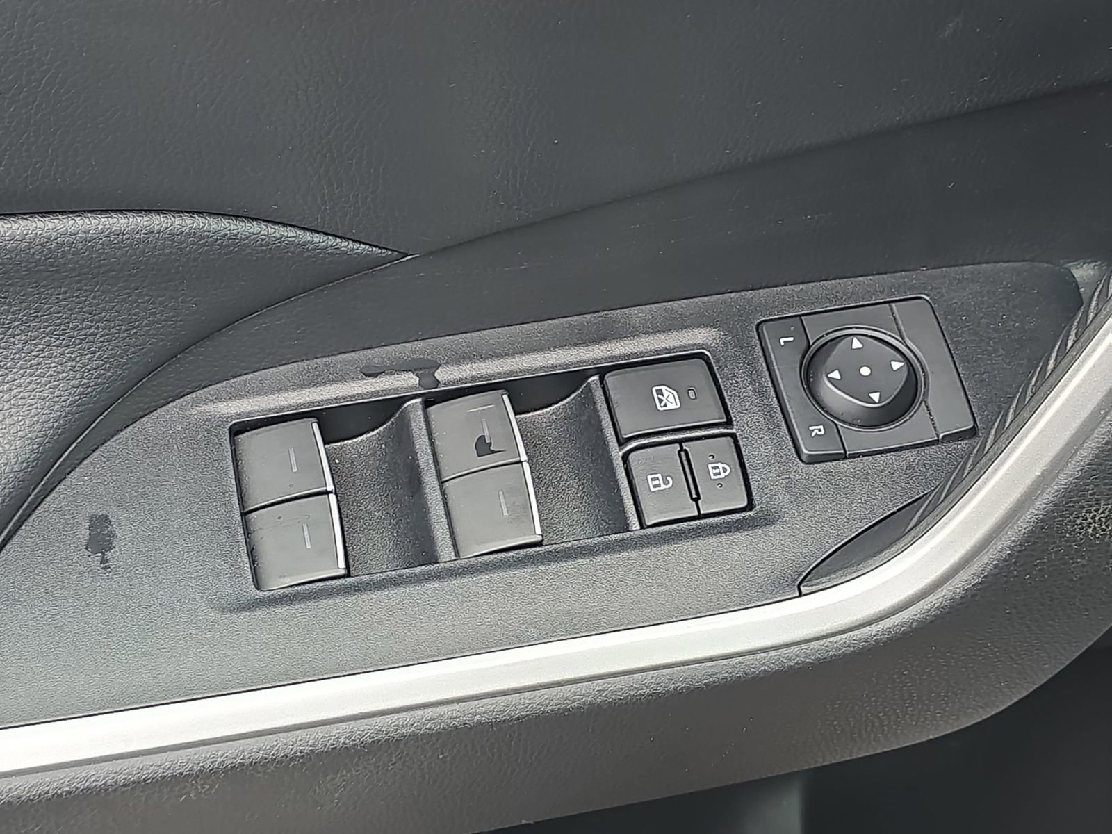 Used 2022 Toyota RAV4 XLE image 32