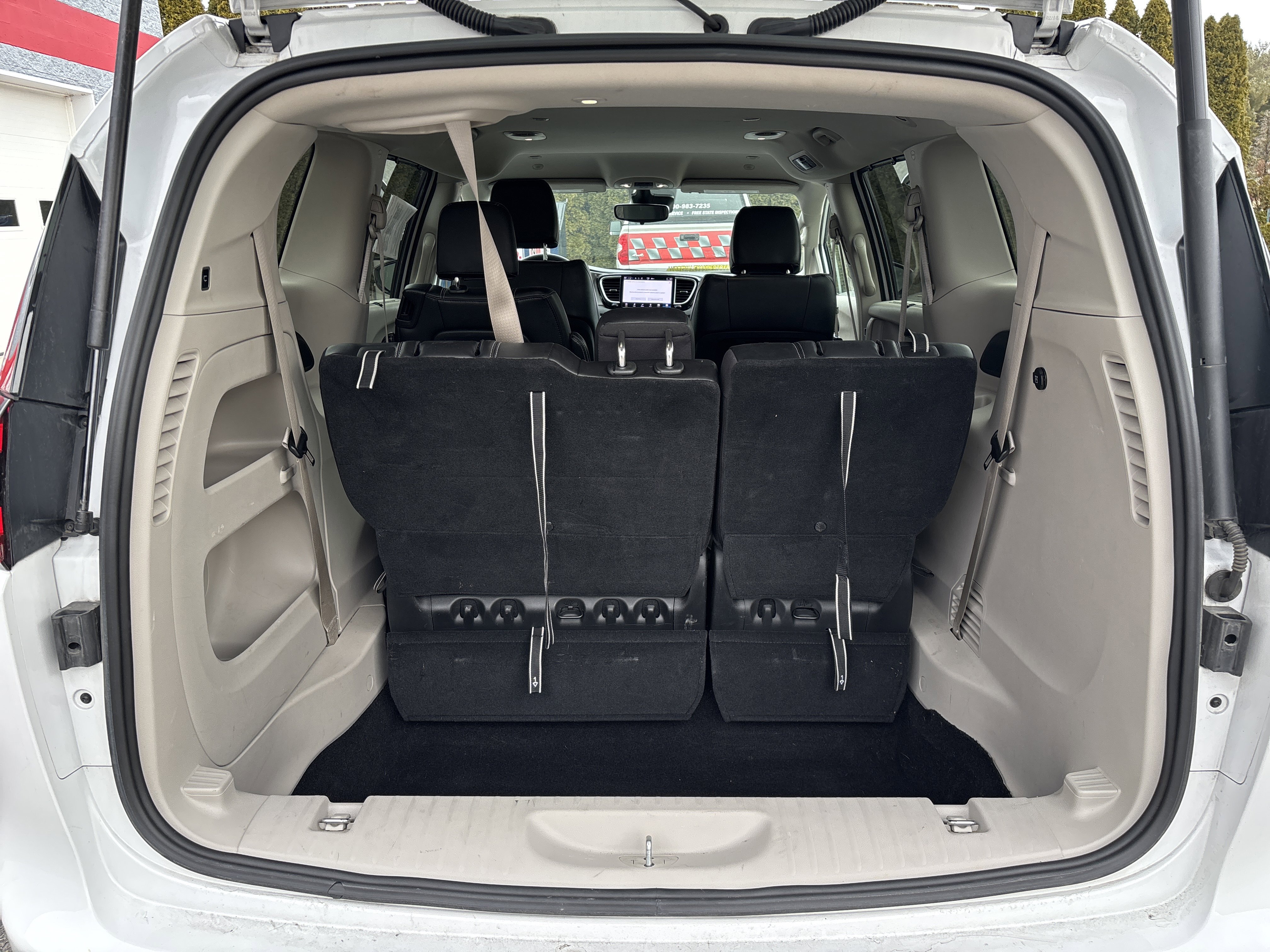Used 2024 Chrysler Pacifica Touring-L image 5
