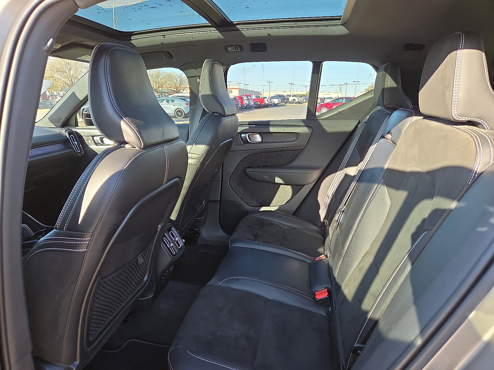 Used 2022 Volvo XC40 T5 R-Design w/ Climate Package AWD/4WD image 10