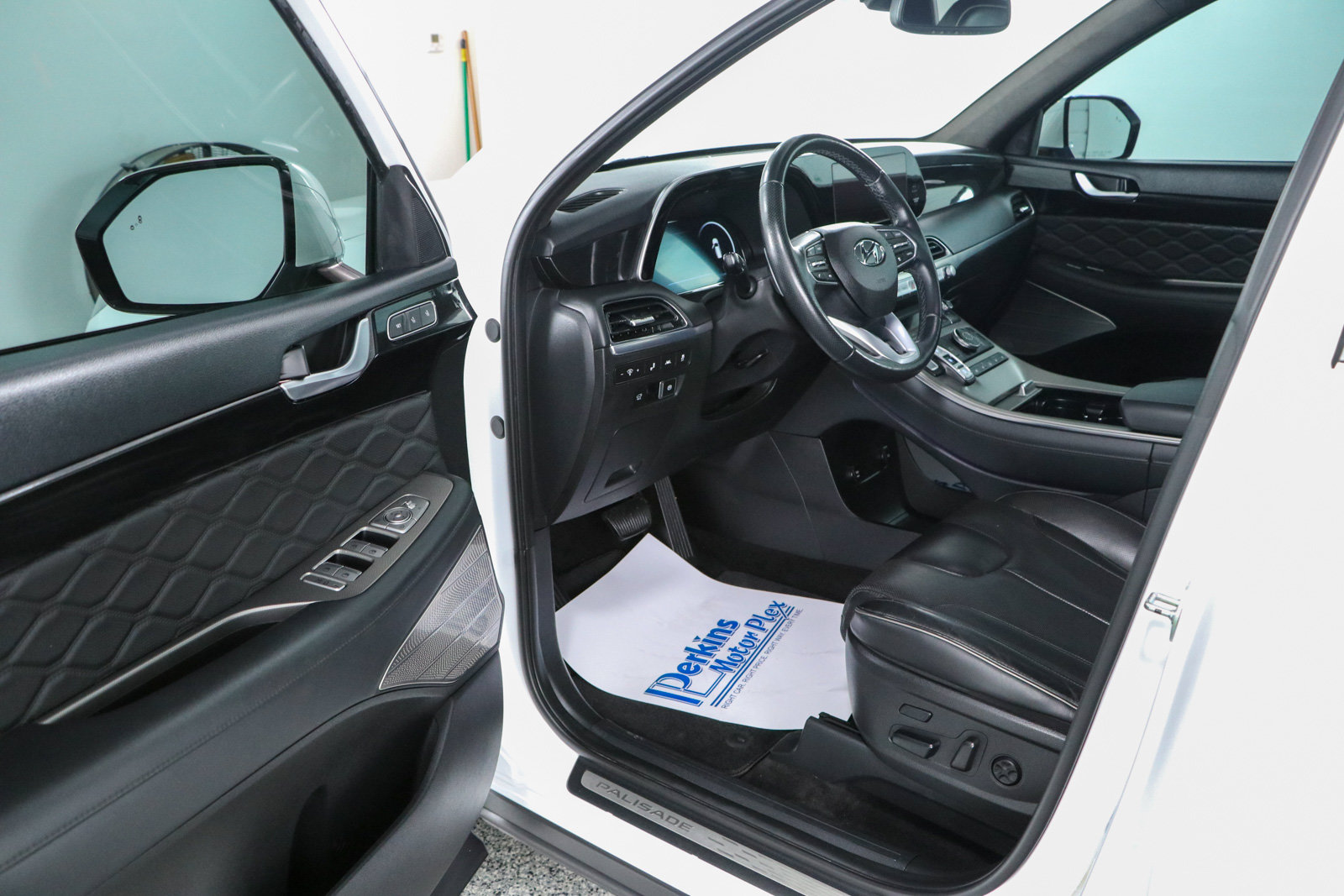 Used 2022 Hyundai Palisade Calligraphy w/ Cargo Package AWD/4WD image 3