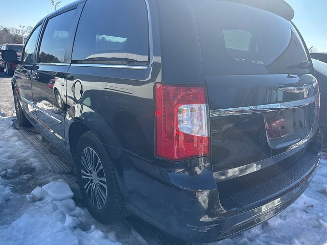 Used 2014 Chrysler Town & Country S image 4