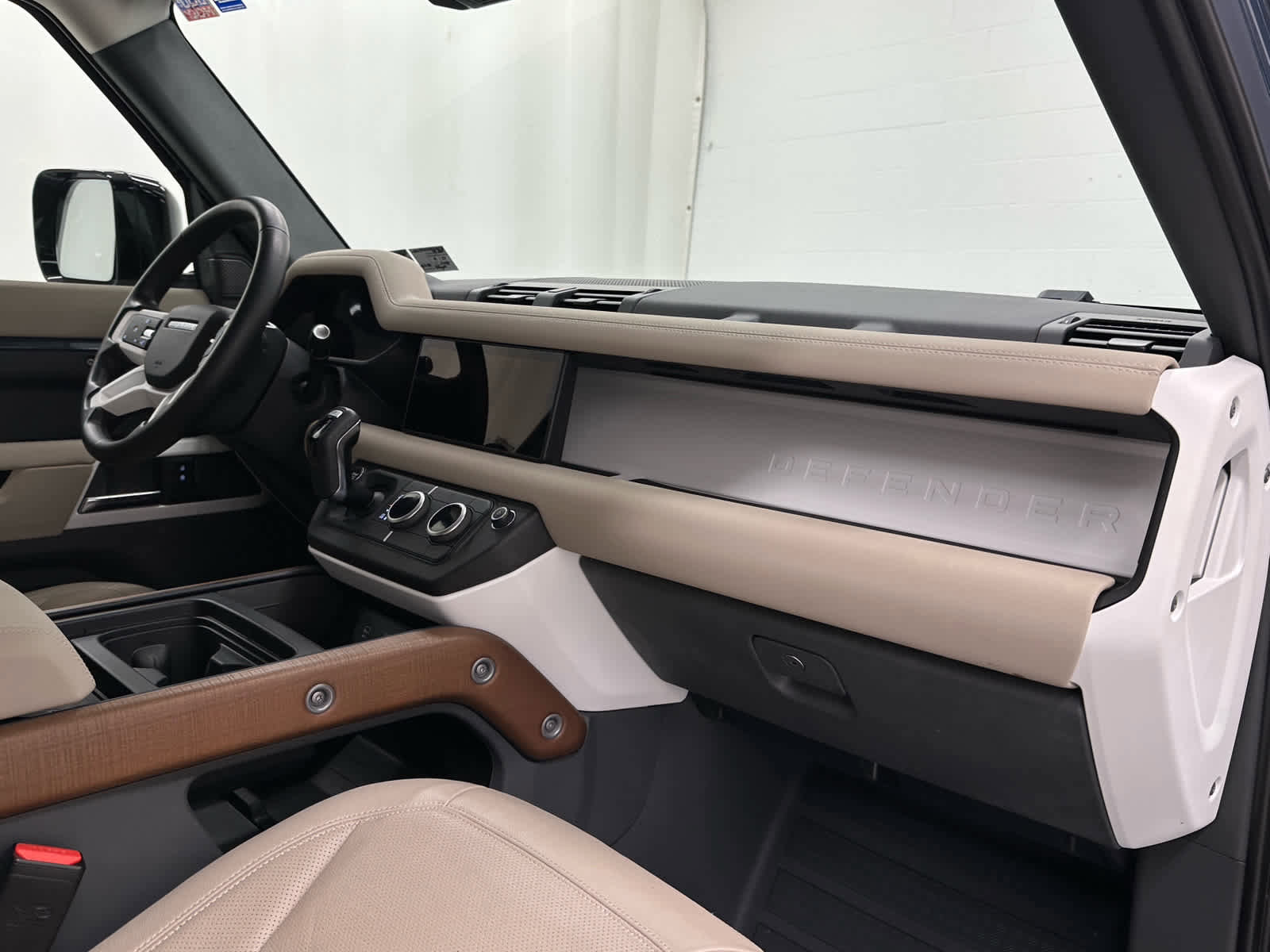 Used 2023 Land Rover Defender 110 SE AWD/4WD image 17