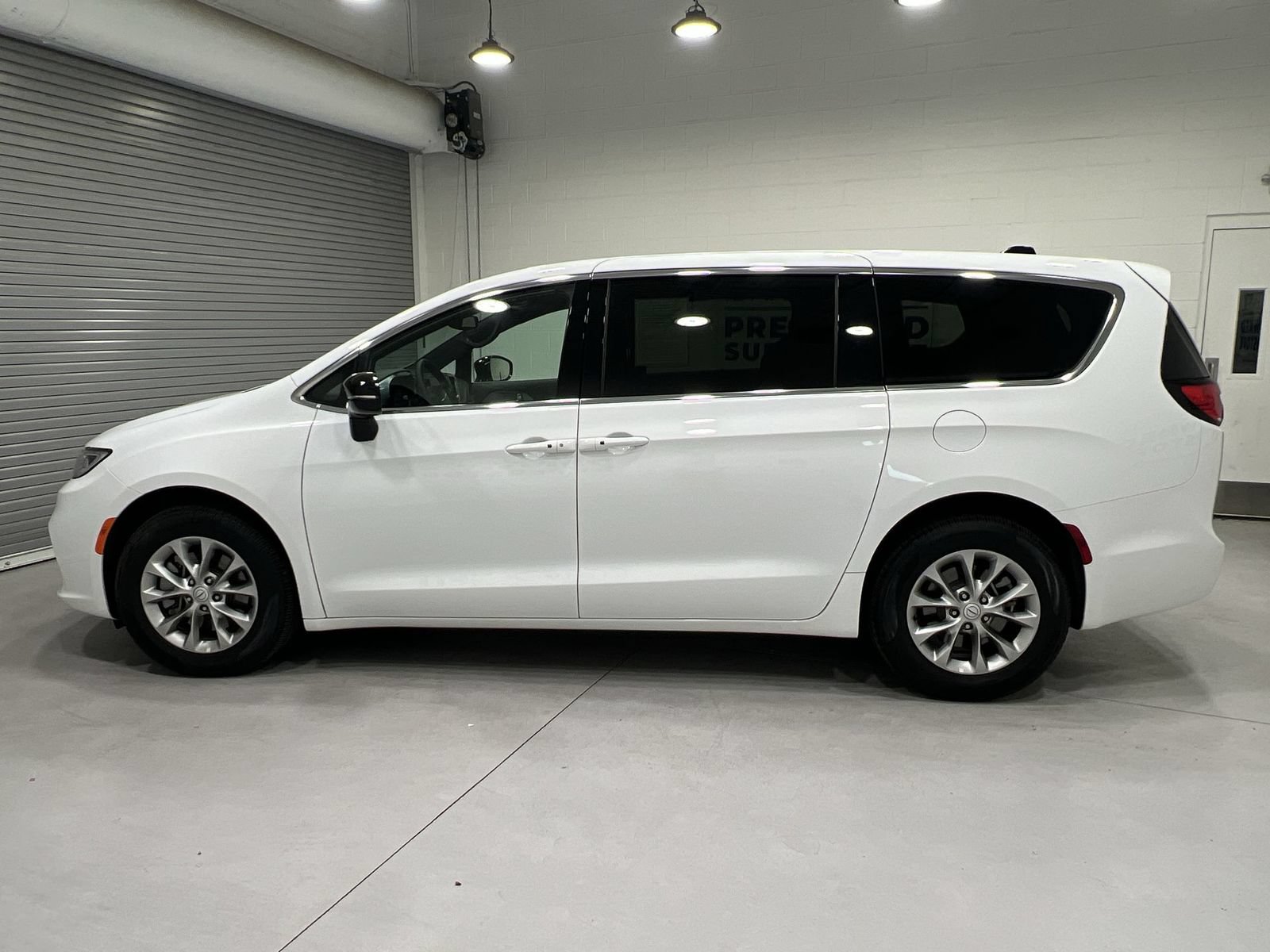 Used 2026 Chrysler Pacifica Limited AWD/4WD image 5
