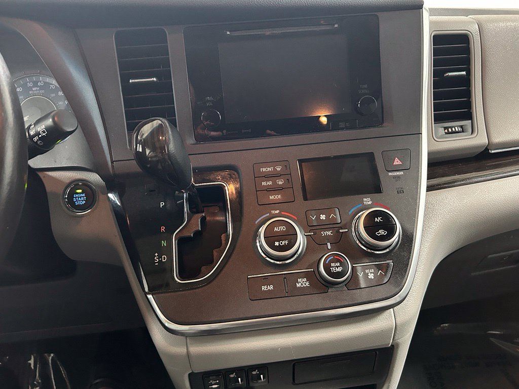 Used 2017 Toyota Sienna XLE w/ XLE Navigation Package FWD image 20