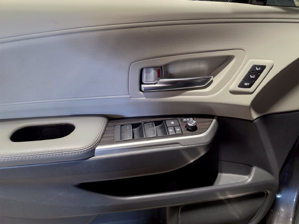 Used 2024 Toyota Sienna Limited AWD/4WD image 5