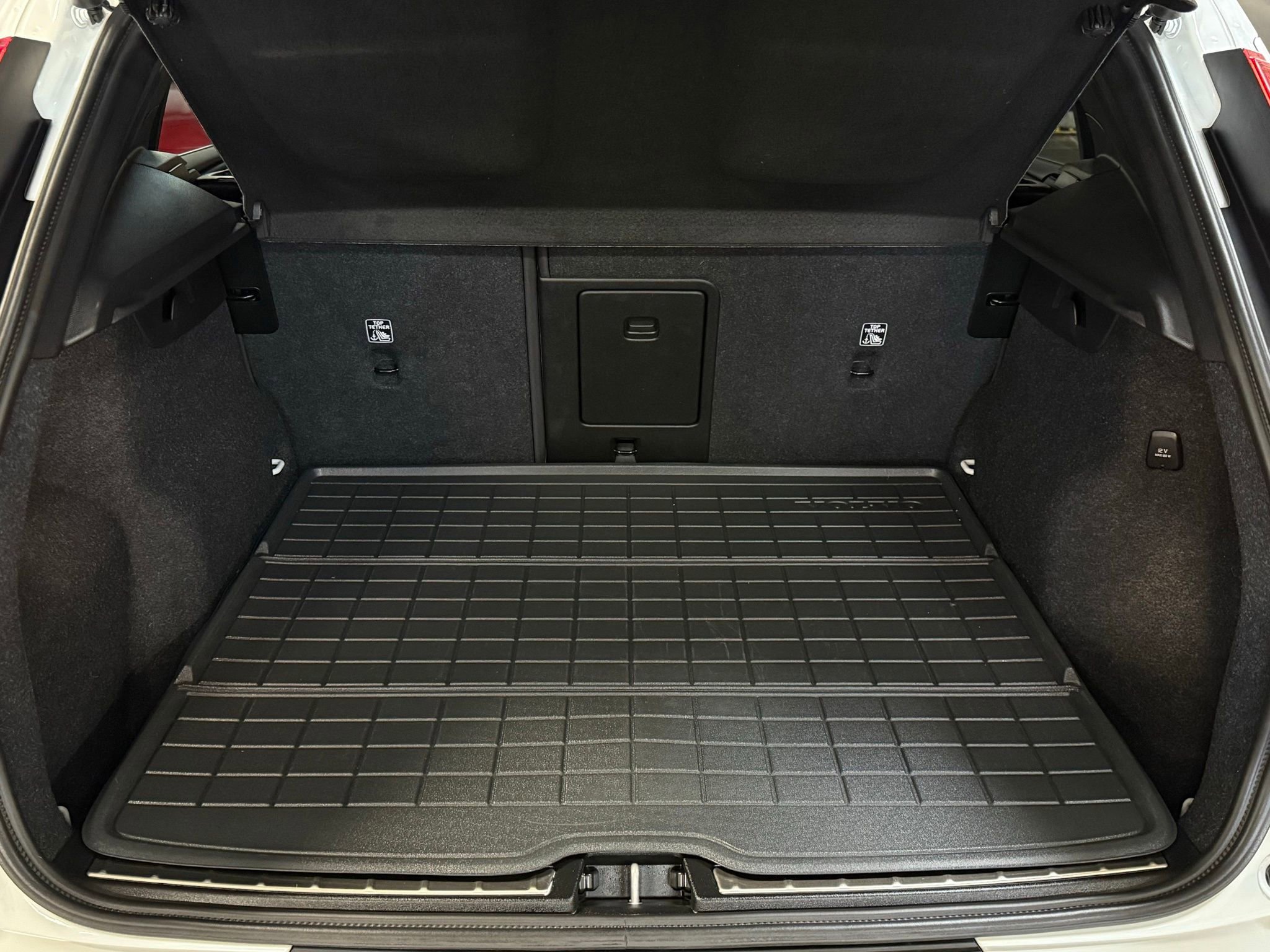 Used 2025 Volvo XC40 B5 Plus image 32