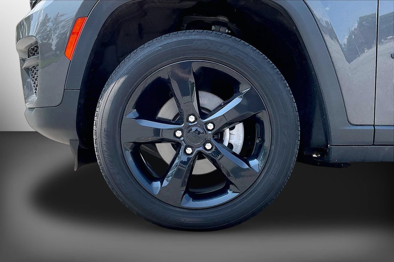 Used 2023 Jeep Grand Cherokee Altitude AWD/4WD image 32
