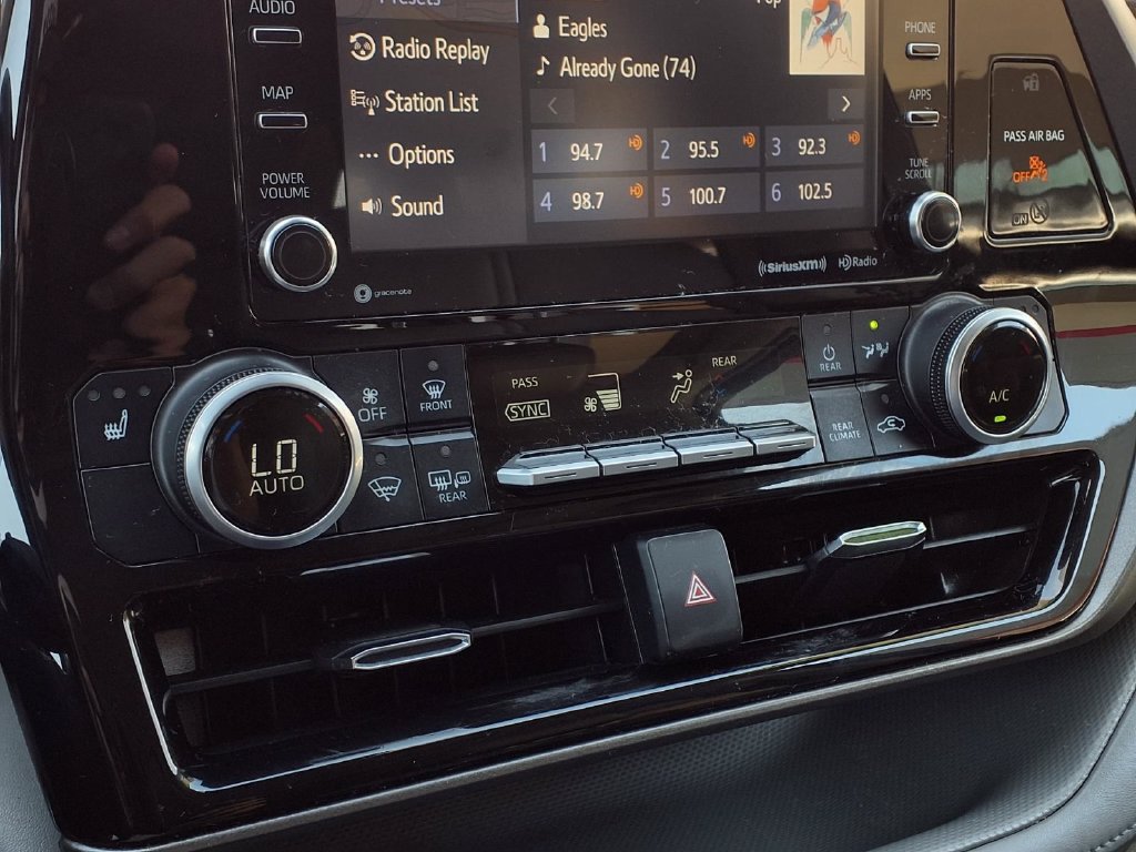Used 2021 Toyota Highlander XLE FWD image 11