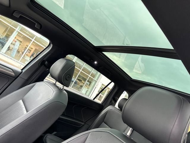 Certified 2023 Volkswagen Tiguan SE R-Line AWD/4WD image 30