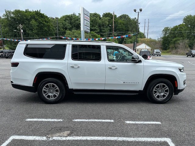 New 2024 Jeep Wagoneer L 4WD w/ Rear Seat Video Group 1 image 5
