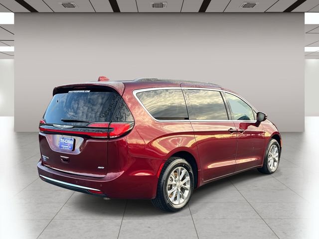 Used 2022 Chrysler Pacifica Touring-L image 3