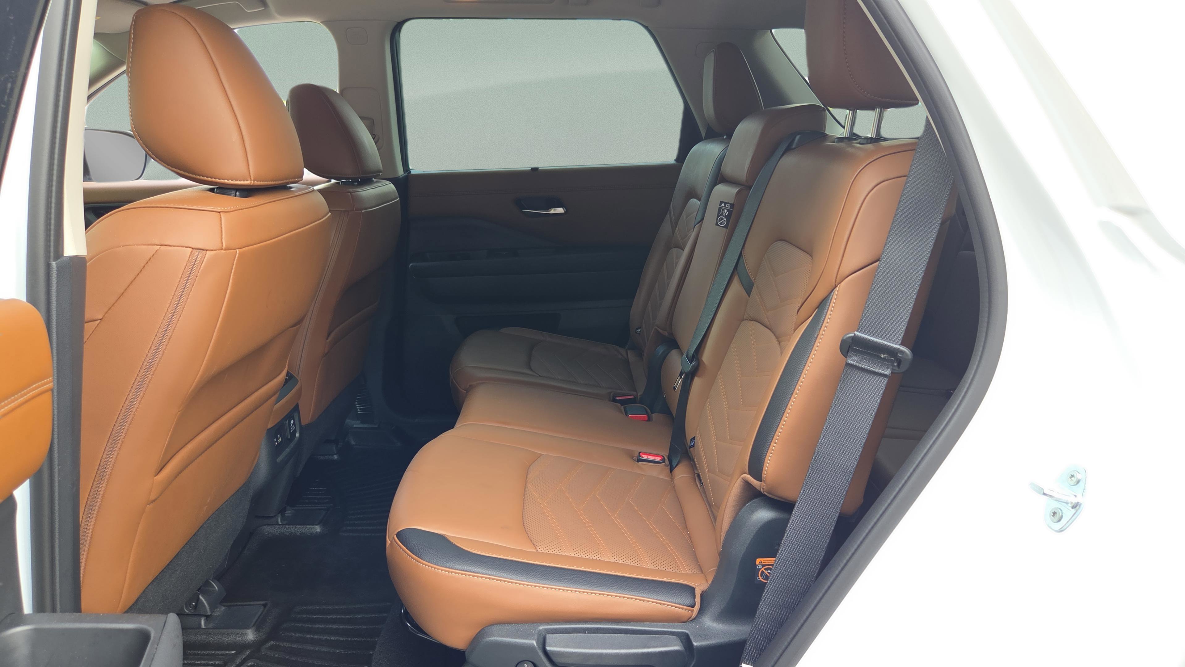 Used 2025 Nissan Pathfinder Platinum w/ Cargo Package FWD image 10