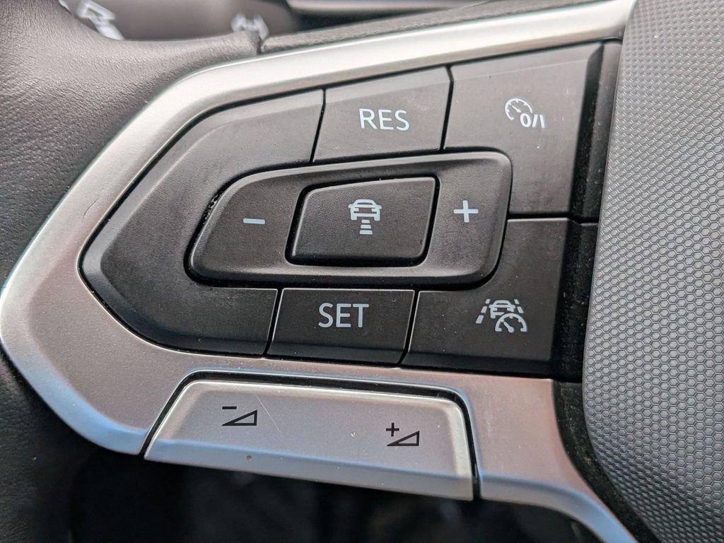 Used 2025 Volkswagen Jetta SEL FWD image 21