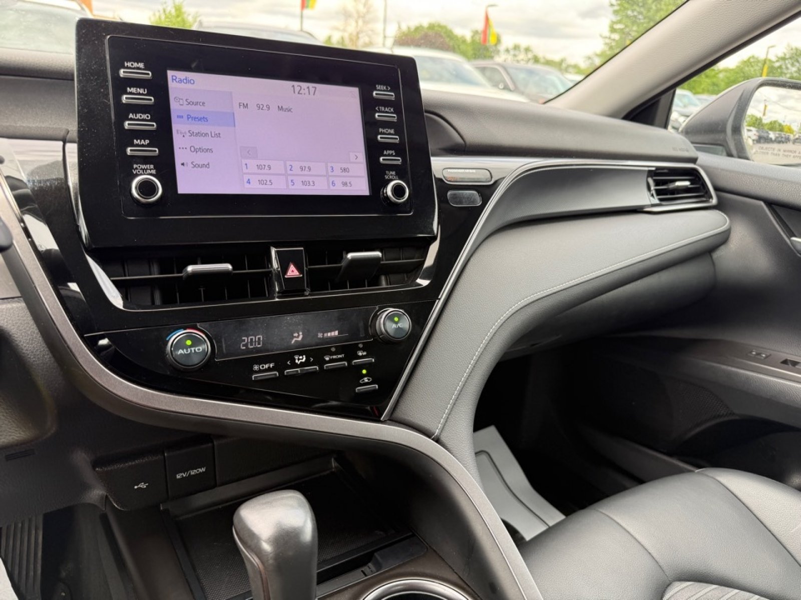 Used 2023 Toyota Camry SE FWD image 11