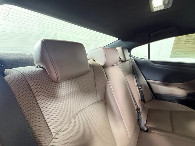 Certified 2022 Lexus ES 300h w/ Premium Package FWD image 34
