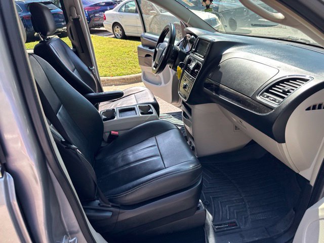 Used 2016 Chrysler Town & Country Touring FWD image 16