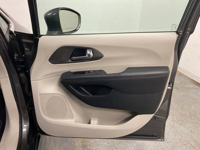 Used 2020 Chrysler Pacifica Touring-L FWD image 25
