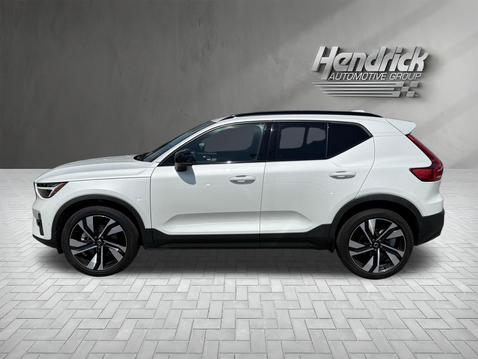 Used 2023 Volvo XC40 B4 Plus w/ Climate Package FWD image 6
