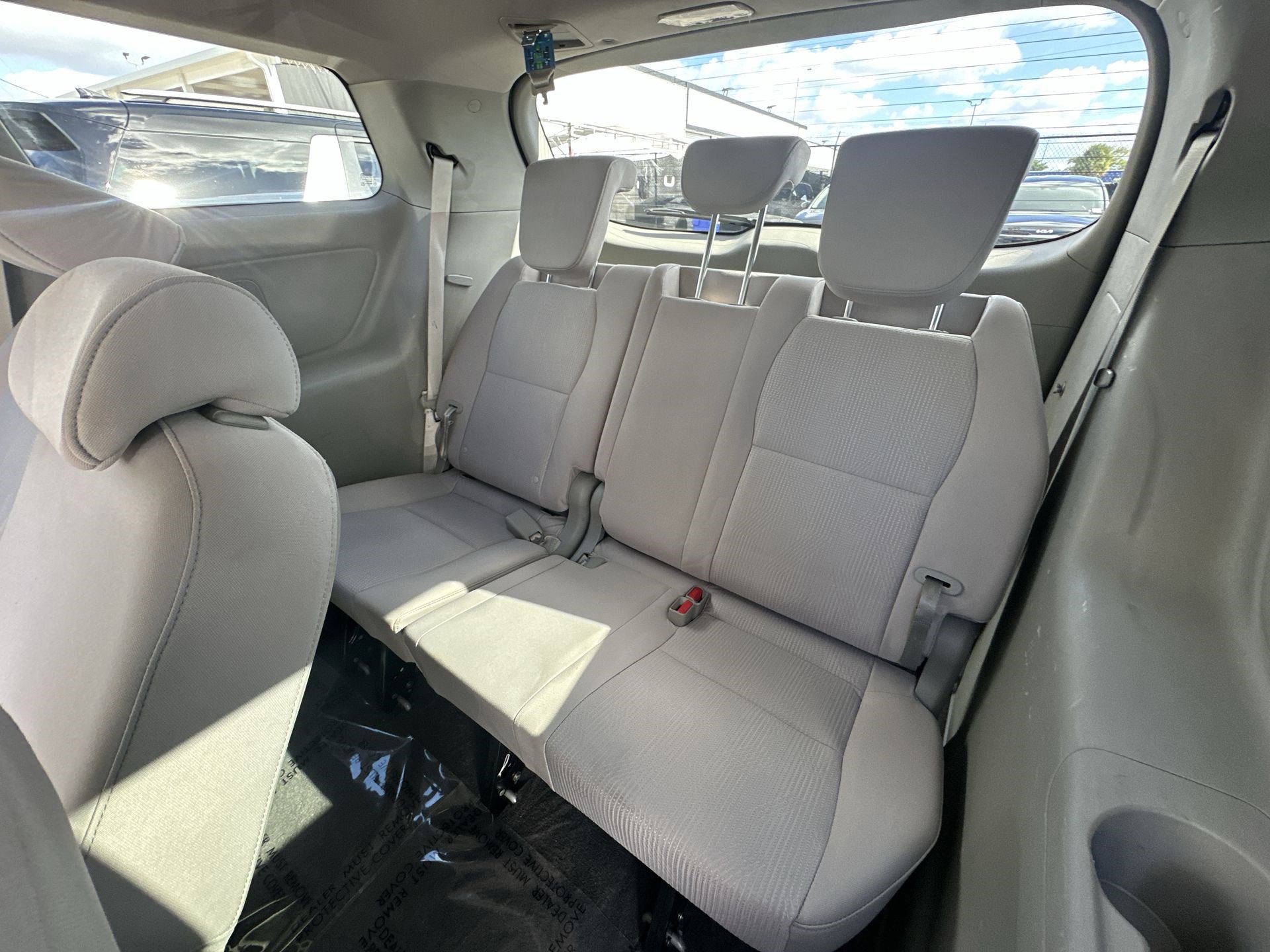 Used 2019 Kia Sedona LX image 27