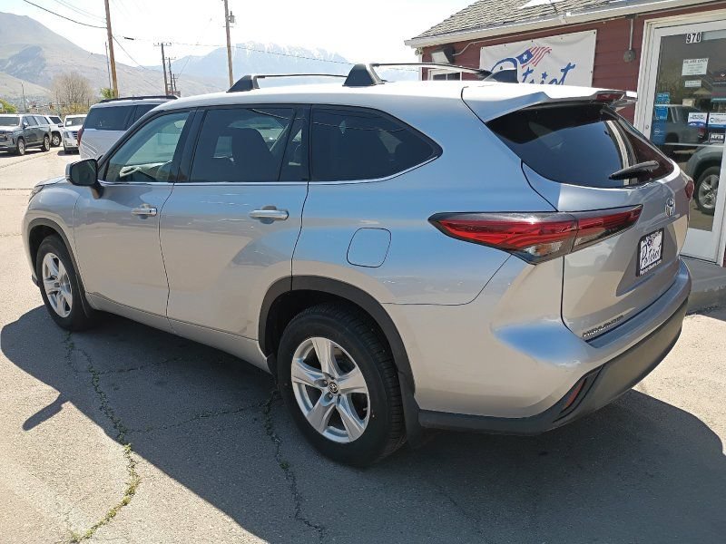 Used 2022 Toyota Highlander LE AWD/4WD image 3