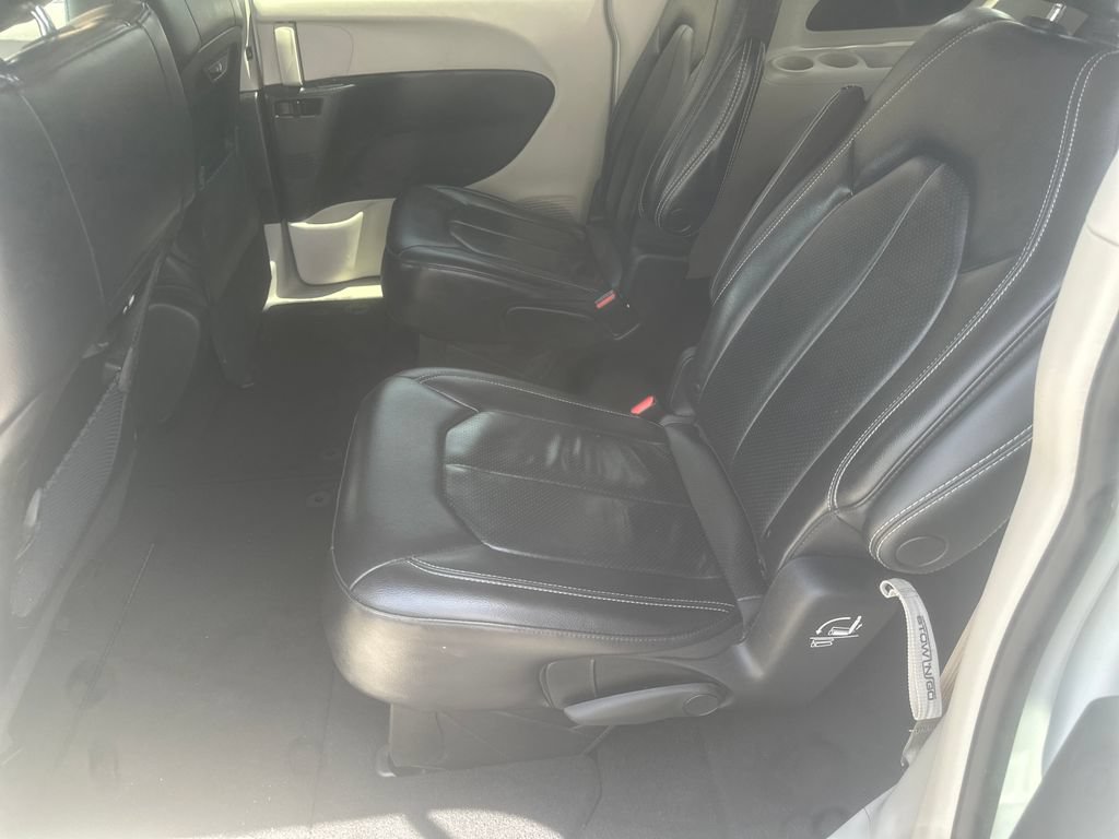 Used 2022 Chrysler Pacifica Touring-L FWD image 16