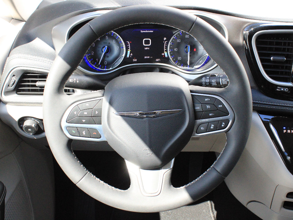 Used 2023 Chrysler Pacifica Touring-L AWD/4WD image 23