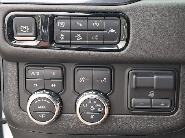 Used 2025 GMC Yukon XL AT4 AWD/4WD image 9