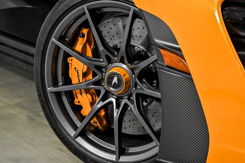 Used 2019 McLaren Senna RWD image 3