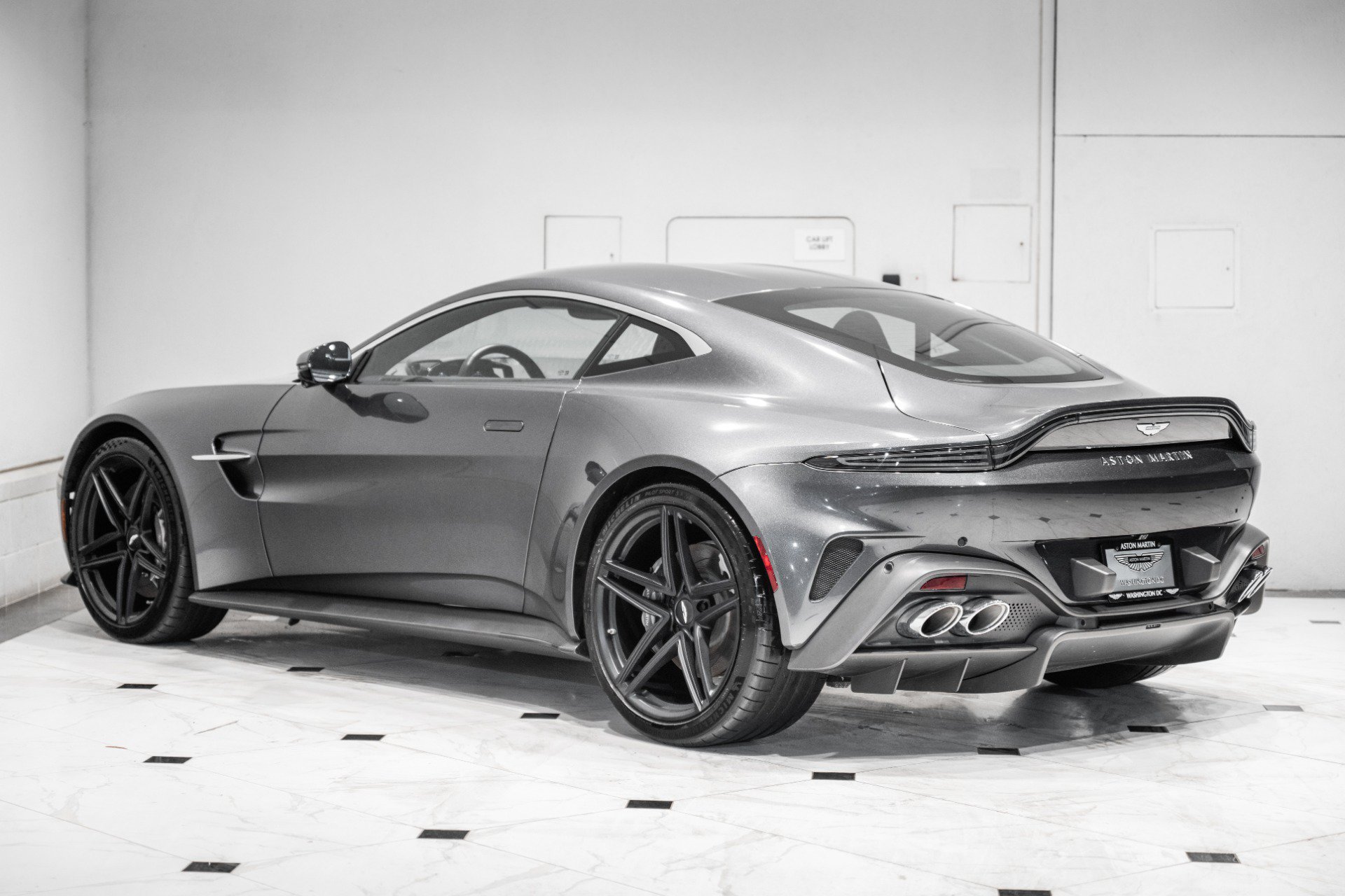 Used 2025 Aston Martin V8 Vantage Coupe RWD image 2