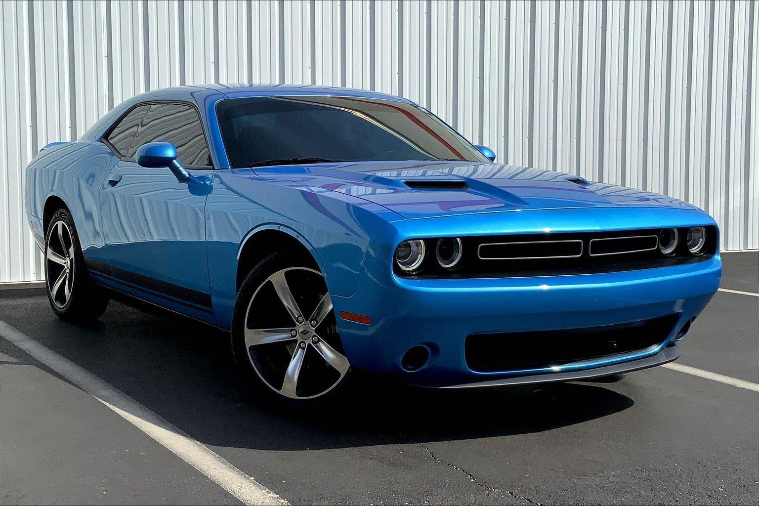 Used 2019 Dodge Challenger SXT image 2