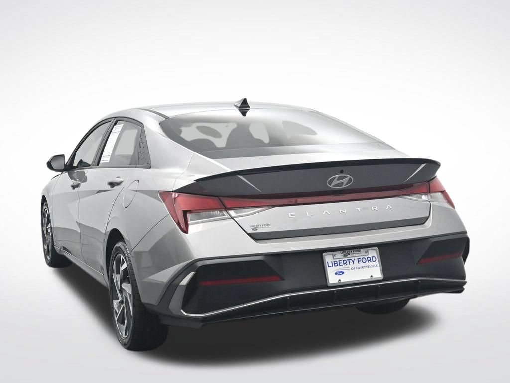 Used 2025 Hyundai Elantra Sport FWD image 9