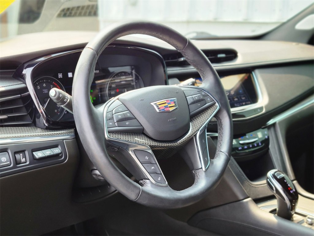 Certified 2022 Cadillac XT5 Sportv w/ LPO, ONYX Package image 18