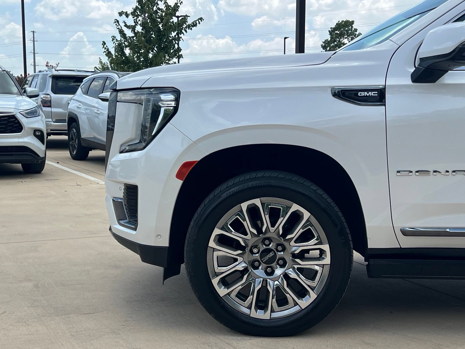 Used 2023 GMC Yukon Denali Ultimate AWD/4WD image 8