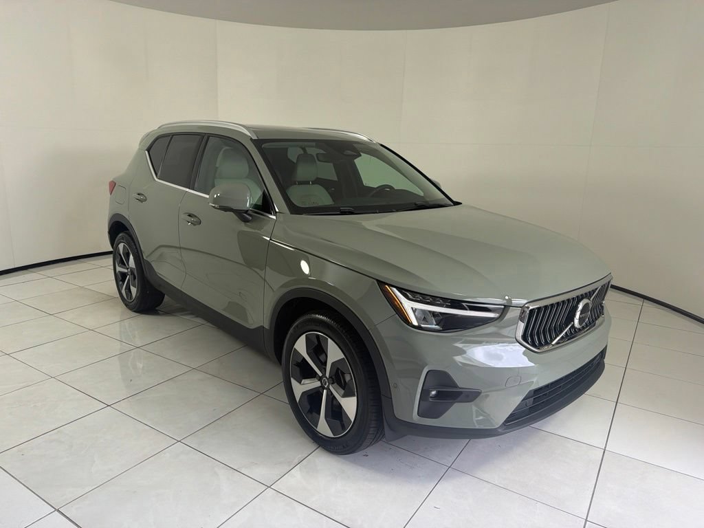 Used 2024 Volvo XC40 B5 Plus AWD/4WD image 3