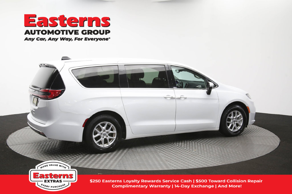 Used 2023 Chrysler Pacifica Touring-L FWD image 45