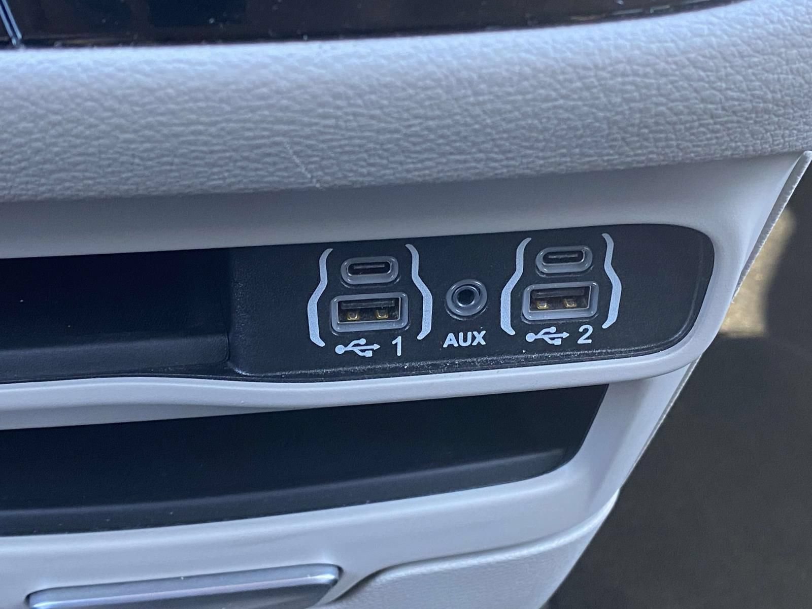 Used 2024 Chrysler Pacifica Limited FWD image 29