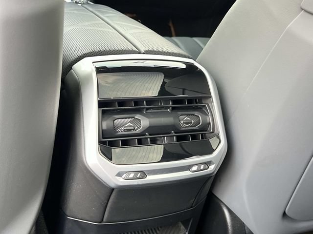Used 2023 BMW i7 xDrive60 AWD/4WD image 21