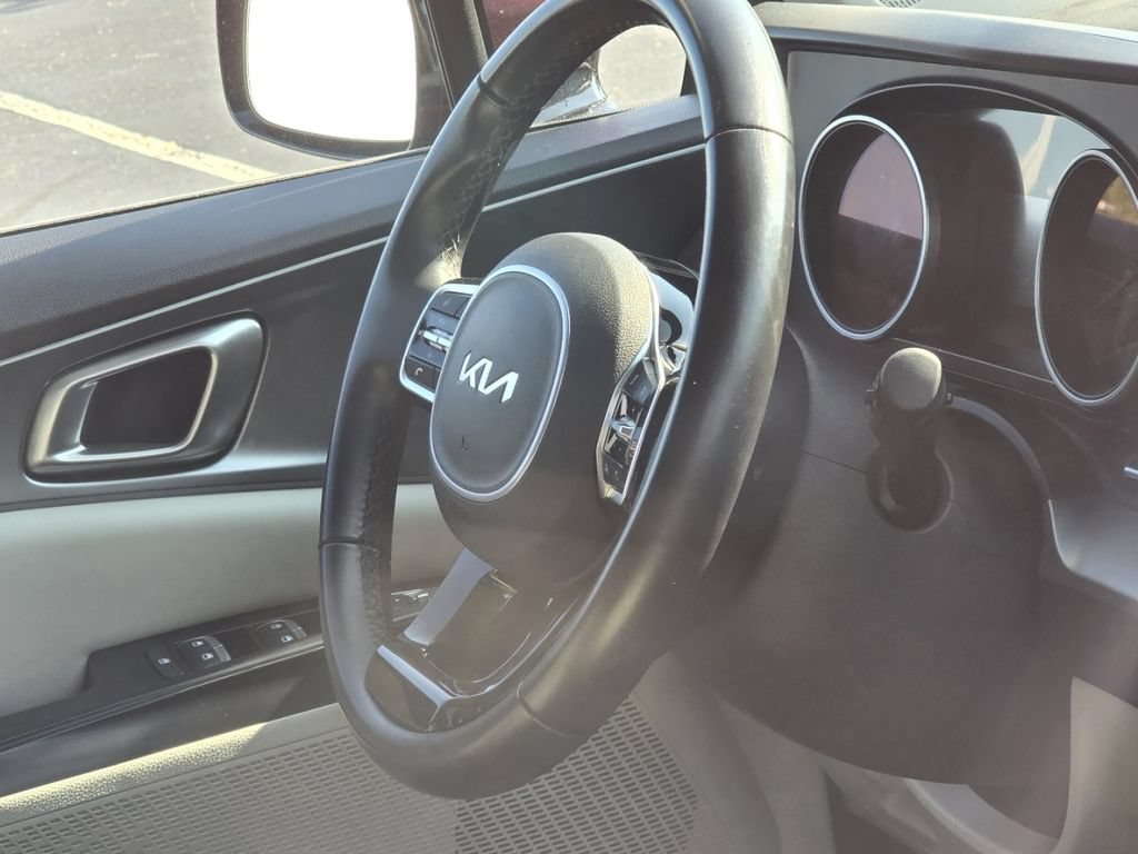 Used 2024 Kia Carnival LX FWD image 17