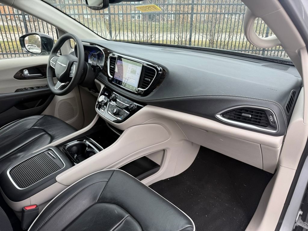 Used 2024 Chrysler Pacifica Limited image 12